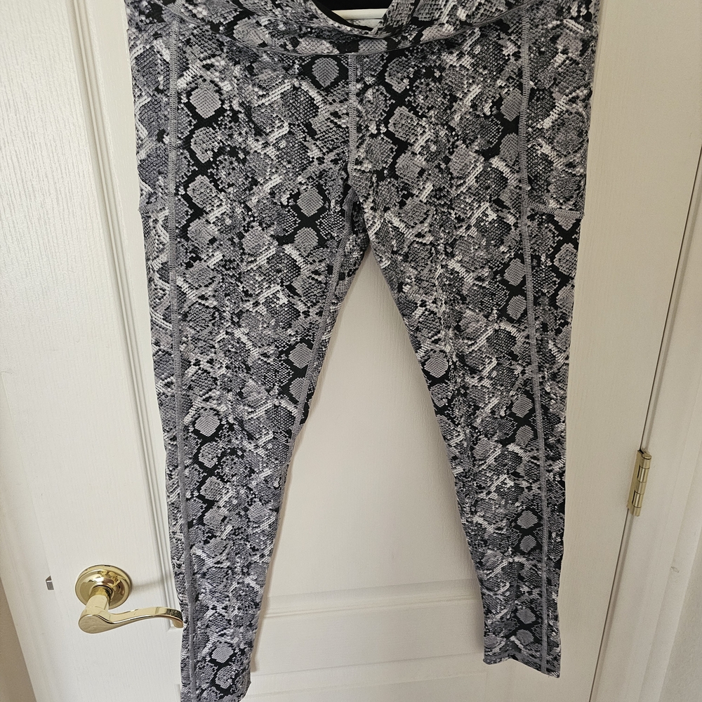 Victoria Sport Knockout Snakeskin Print Leggings SzL